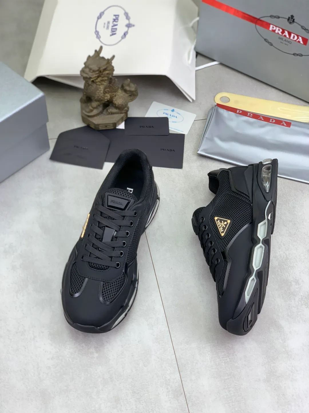 Men's men's shoes 💰P660 💰[New model] The top version is now available on the official website, 🆘 Air-cushion shock-absorbing thick-soled trendy brand (Prada) is the main popular model, avant-garde and versatile fashionable men's shoes, private version mold opening, cowhide surface splicing 1:1.. Simple fashion, original imported cowhide feet; the atmosphere and personality are more fashionable, eye-catching and pursuing class. It will subvert the old idea and be a must-have for fashion trendsetters with you! Must keep it for yourself ! Tall and comfortable, large and low, high-end quality workmanship. Code number: 38-45; 4 colors available.